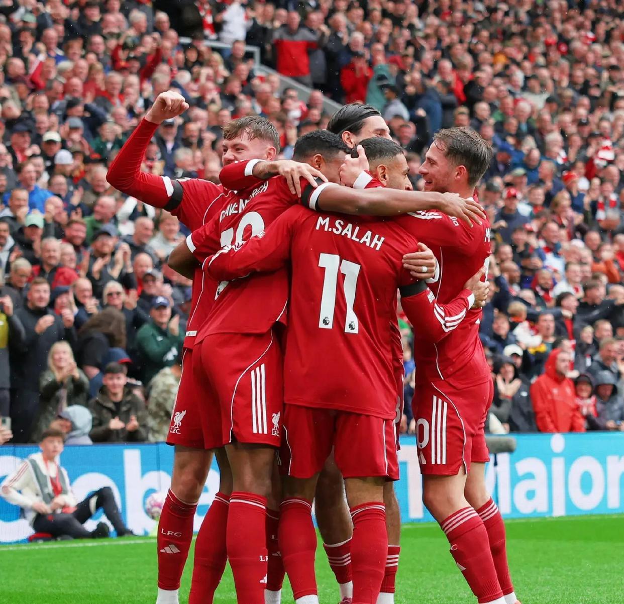 天行体育-利物浦主场逆转亨克，提前锁定小组头名(利物浦never walk alone)